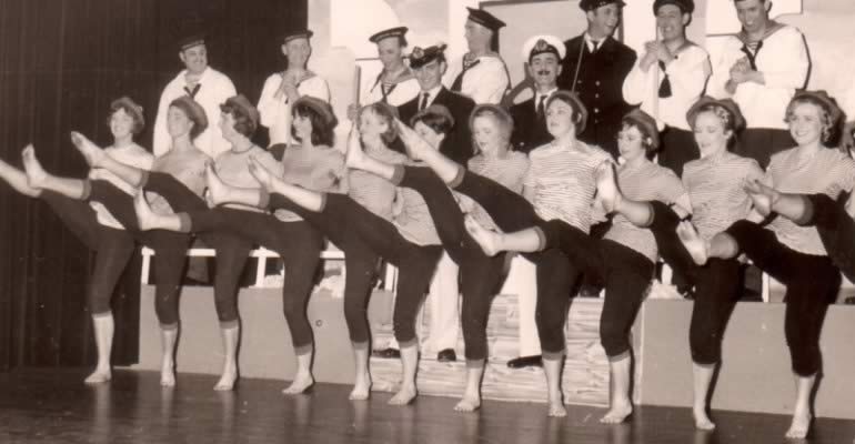 Revue van J.B. Wolters en de bladenmap in 1964