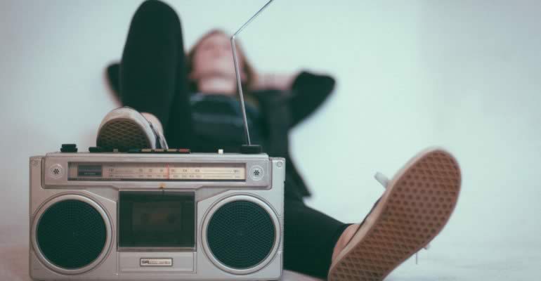 Dubbele blik in de keuken van lokale radio in Groningen tussen 1985 en